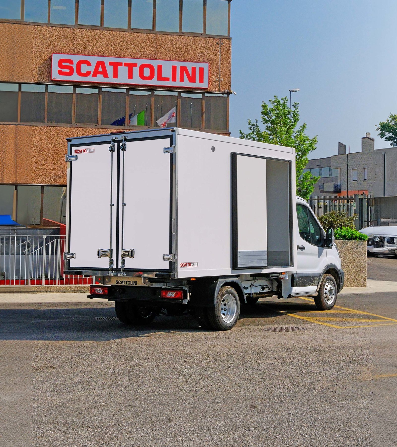 Furgonatura isotermica ScattoCold davanti allo stabilimento Scattolini.
